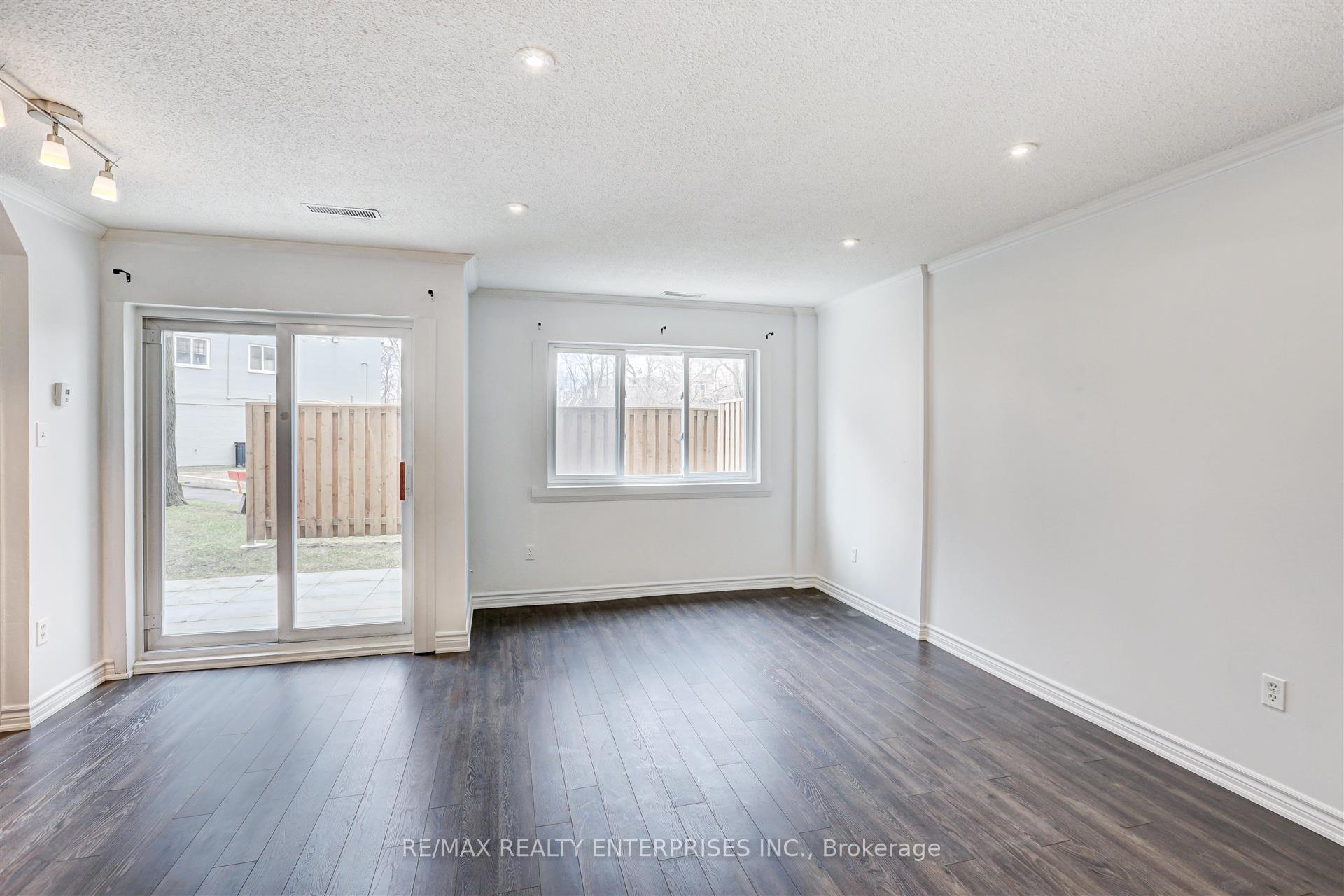 3 Bedrooms Condo at 2001 Bonnymede, Mississauga For sale