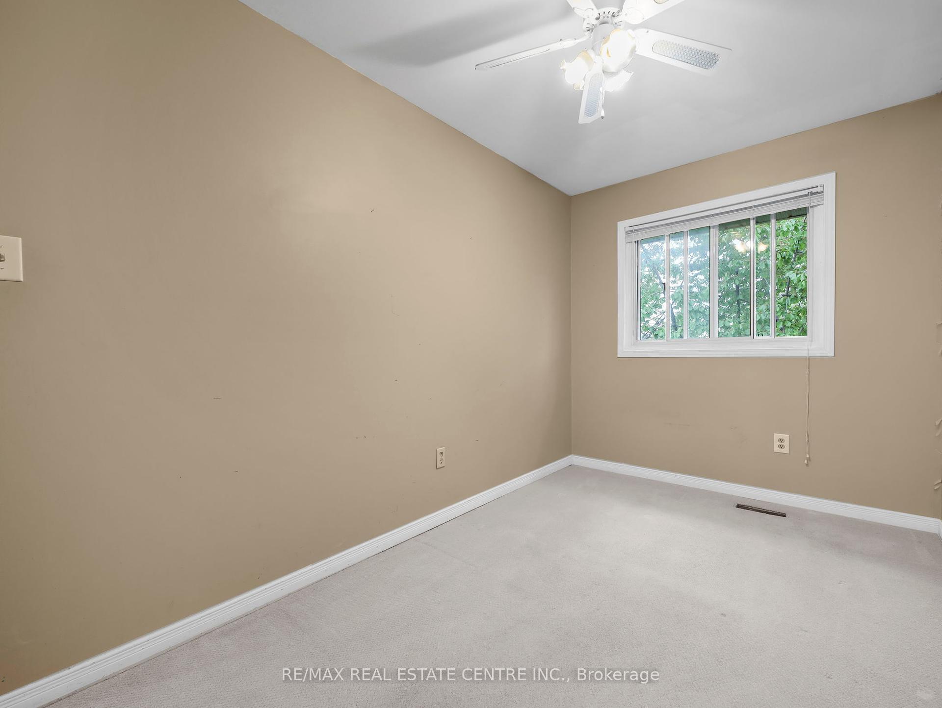 3 Bedrooms Condo at 2779 Gananoque, Mississauga For sale