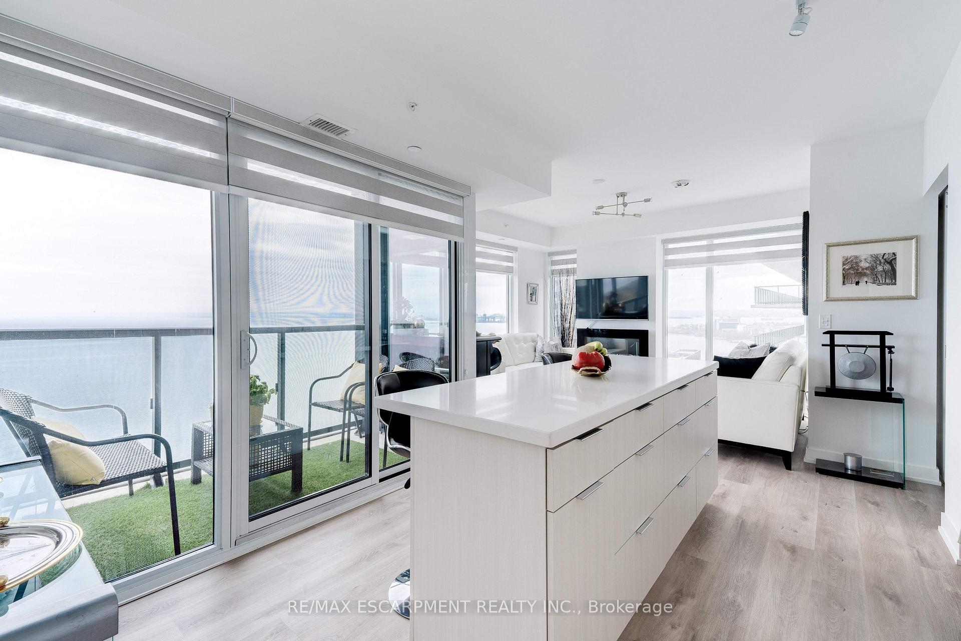 2 Bedrooms Condo at 370 Martha, Burlington For sale