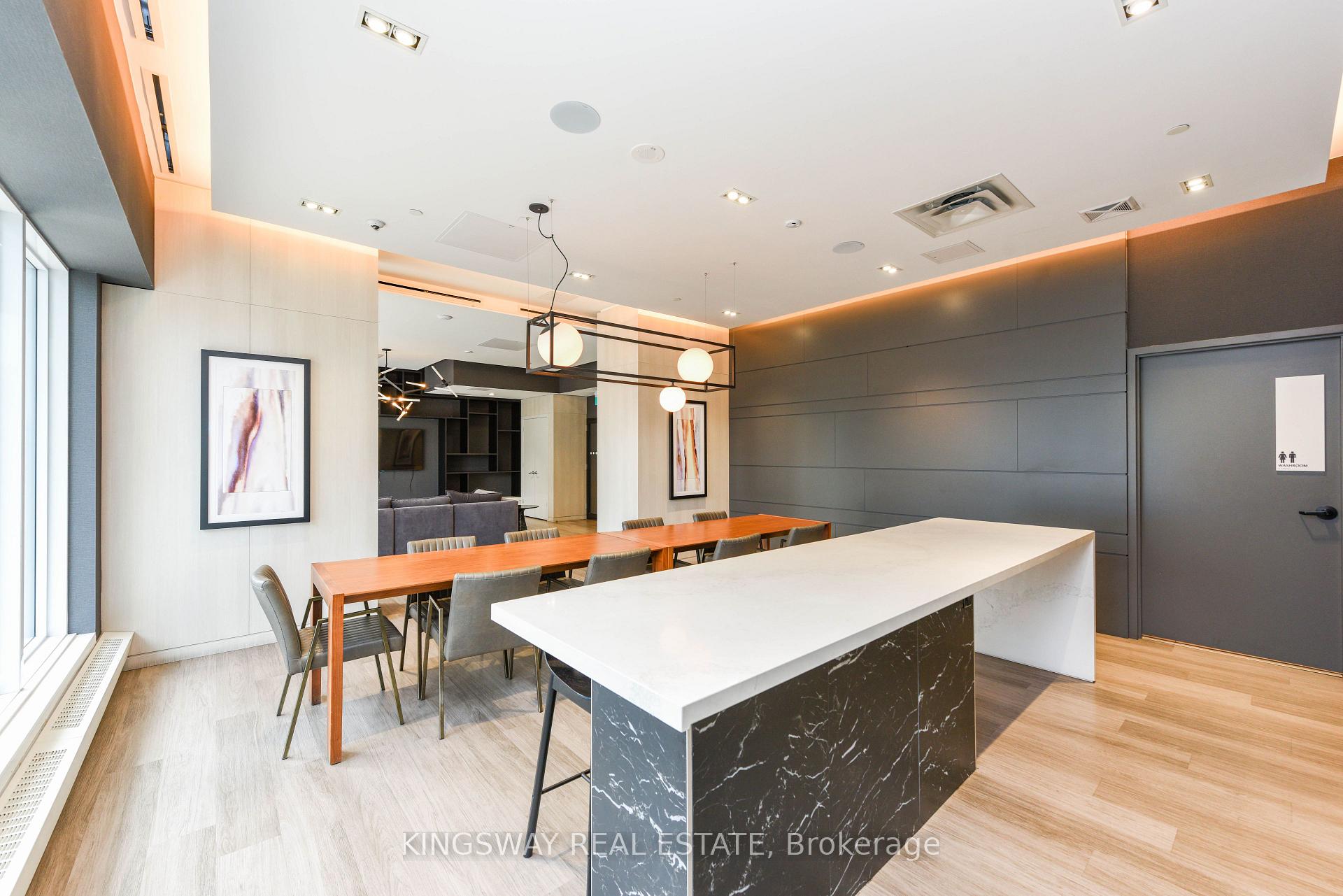 2 Bedrooms Condo at 4065 Confederation, Mississauga For sale