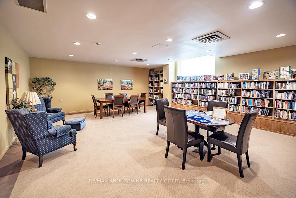 2 Bedrooms Condo at 1903 Pilgrims, Oakville For sale