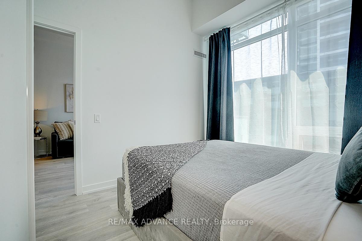 2 Bedrooms Condo at 7 Golden Lion, Toronto For sale