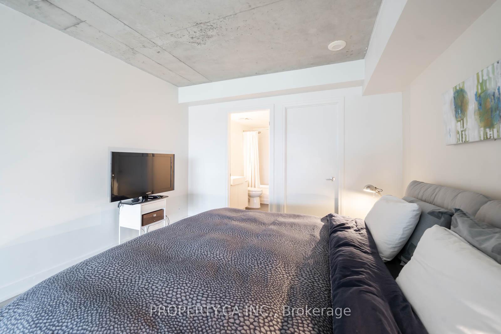 2 Bedrooms Condo at 5 Hanna, Toronto For sale