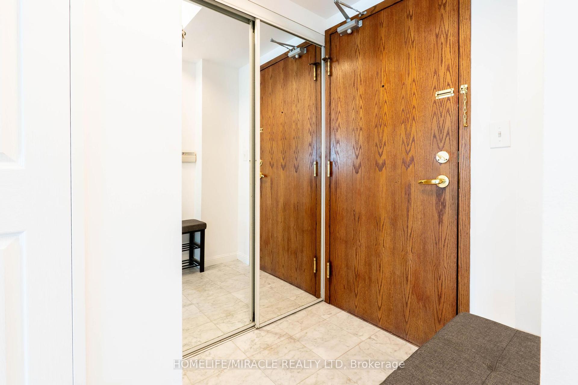 2 Bedrooms Condo at 1 Lee Centre, Toronto For sale
