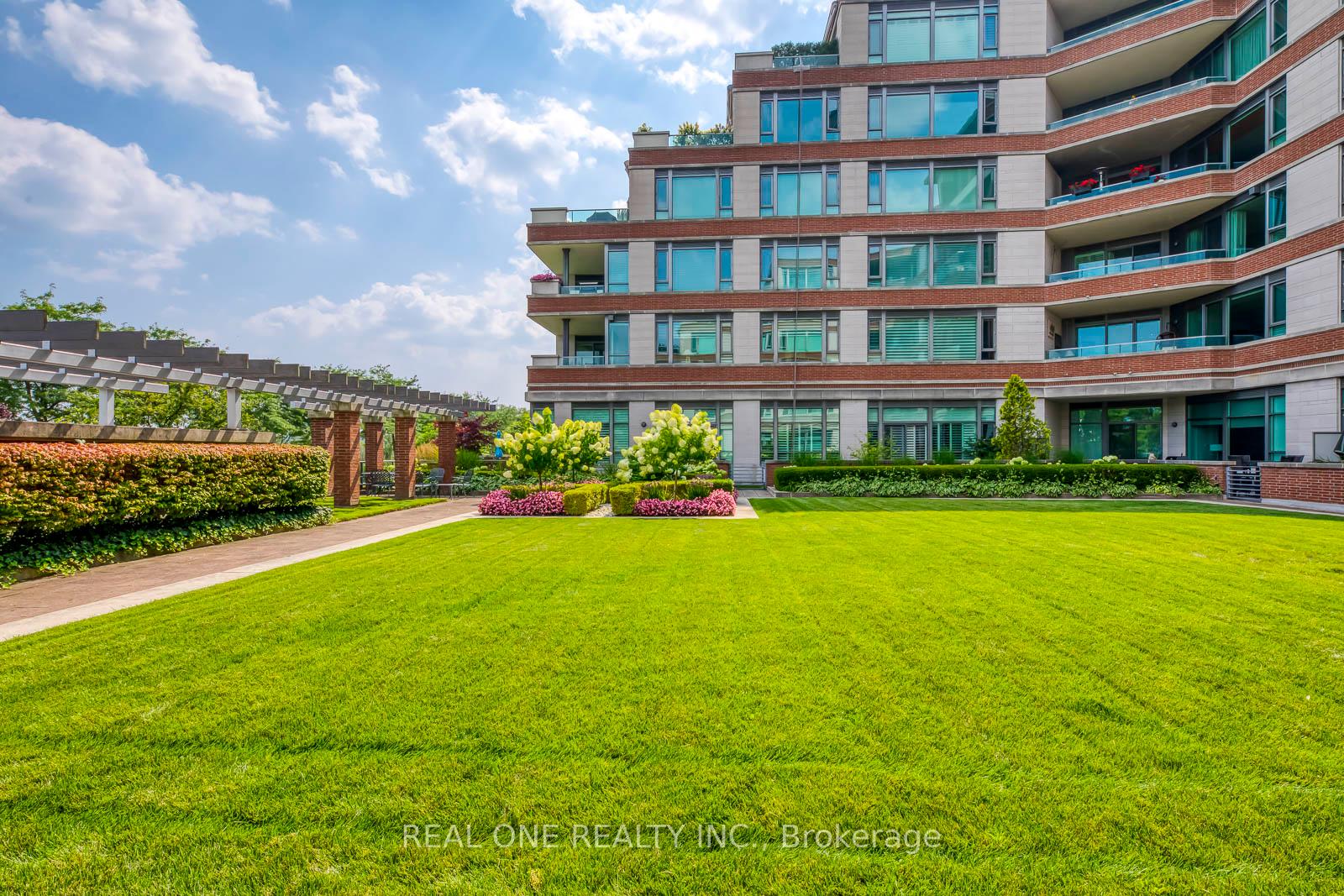 2 Bedrooms Condo at 65 Port,  Mississauga For sale