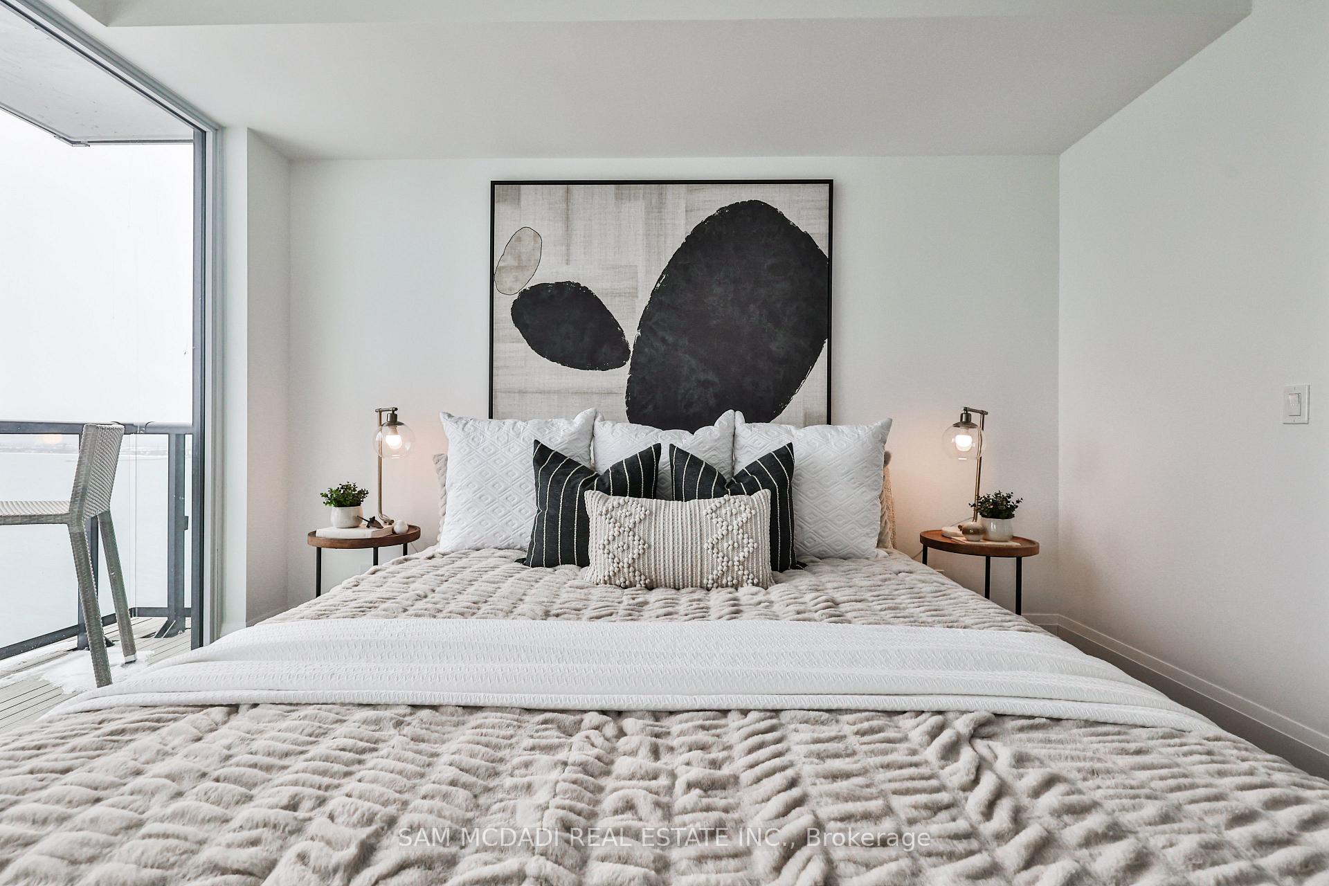 3 Bedrooms Condo at 370 Martha, Burlington For sale
