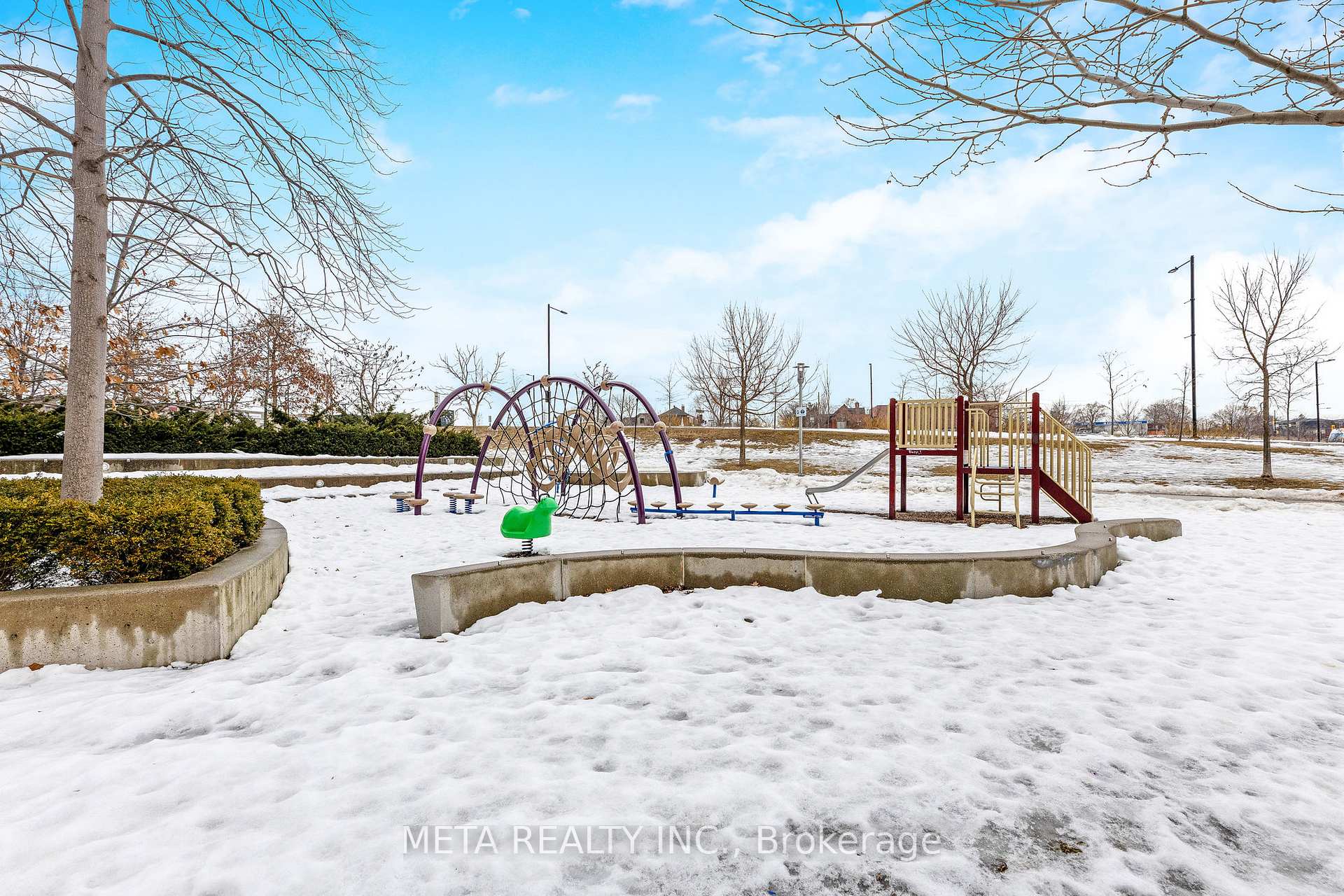2 Bedrooms Condo at 15 Viking,  Toronto For sale