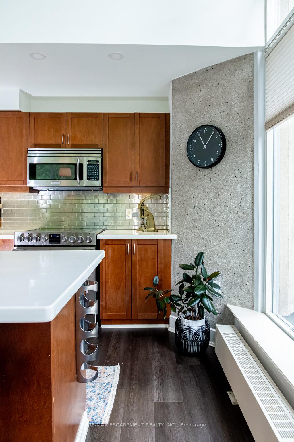 2 Bedrooms Condo at 66 Bay, Hamilton For sale