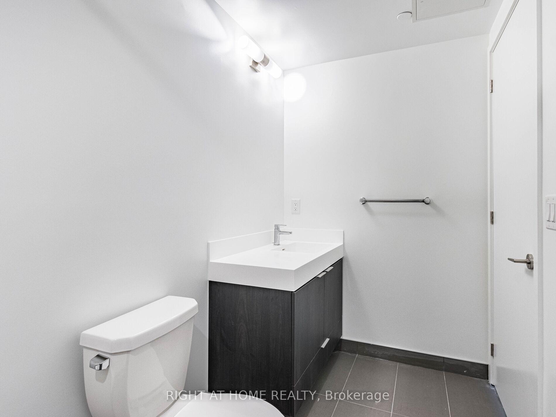 2 Bedrooms Condo at 5 maryport, Toronto For sale