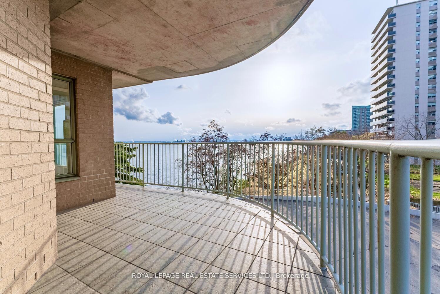 2 Bedrooms Condo at 2190 Lakeshore,  Burlington For sale