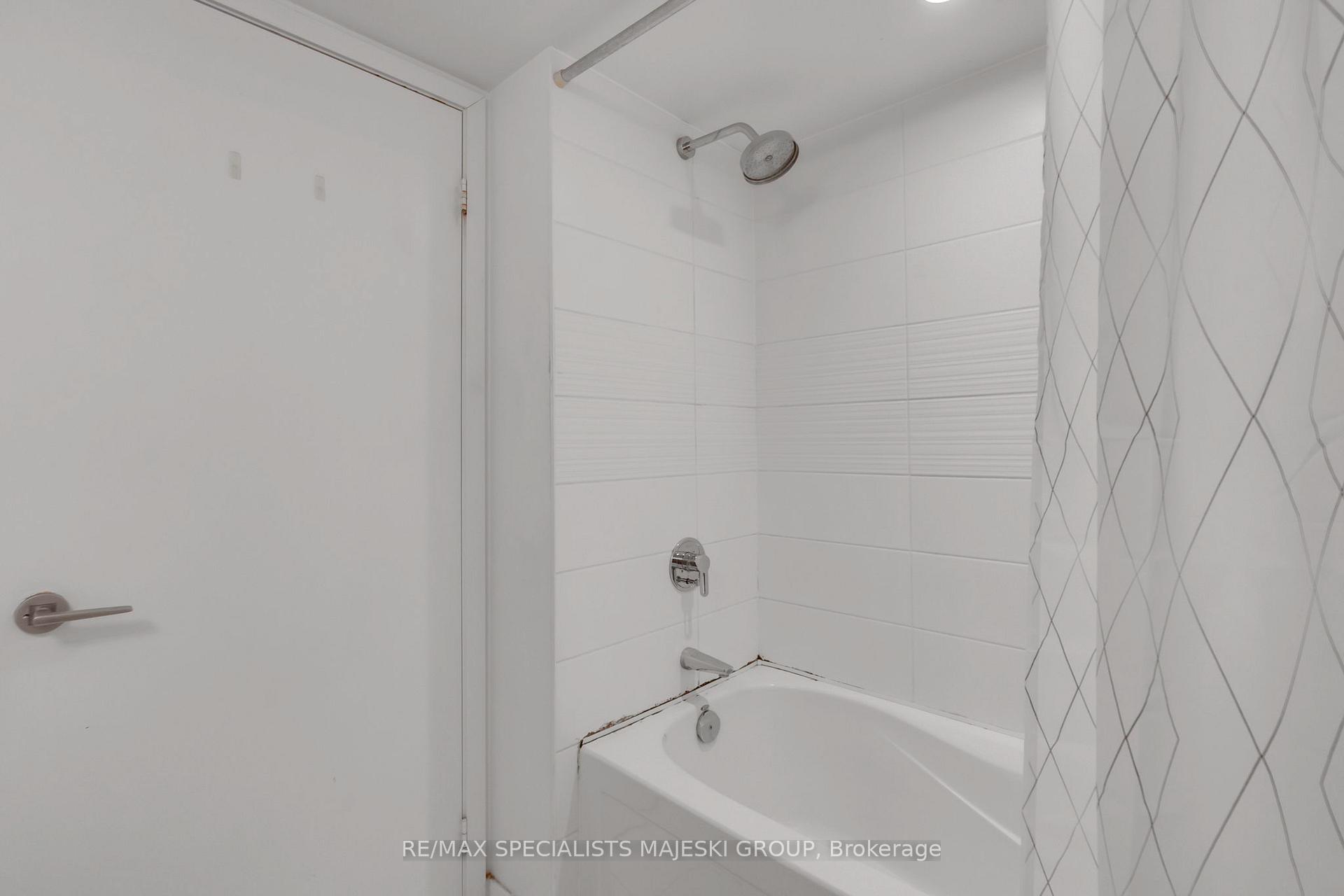 2 Bedrooms Condo at 21 Iceboat,  Toronto For sale
