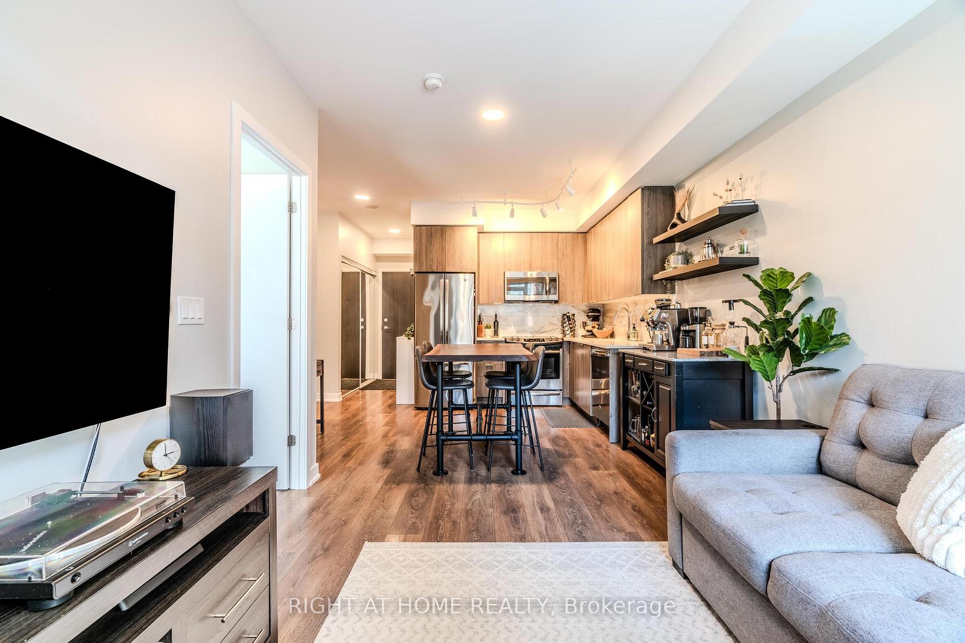 2 Bedrooms Condo at 50 Bruyeres, Toronto For sale