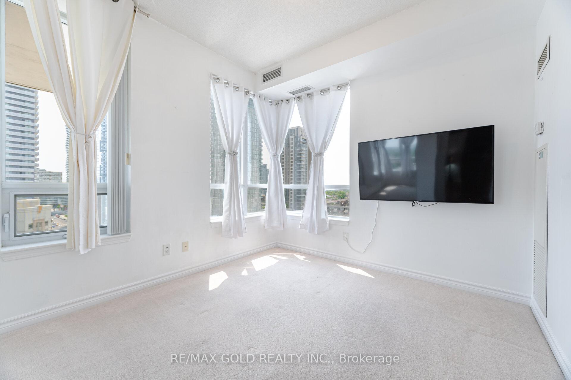 3 Bedrooms Condo at 388 Prince Of Wales, Mississauga For sale
