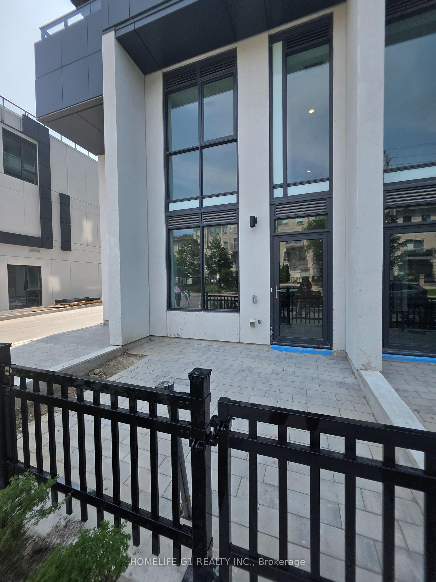3 Bedrooms Condo at 6 Greenbriar, Toronto For sale
