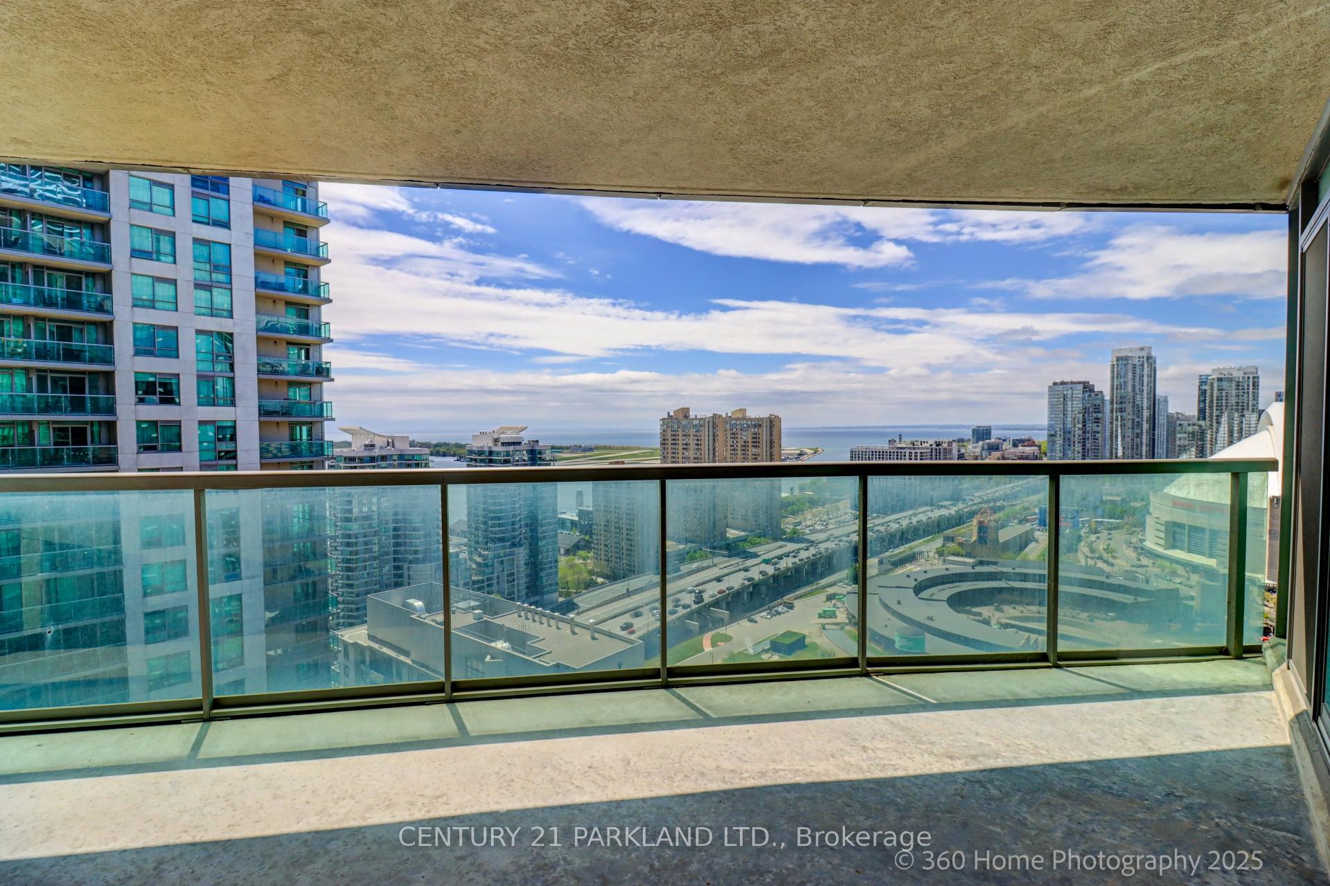 2 Bedrooms Condo at 30 Grand Trunk, Toronto For sale