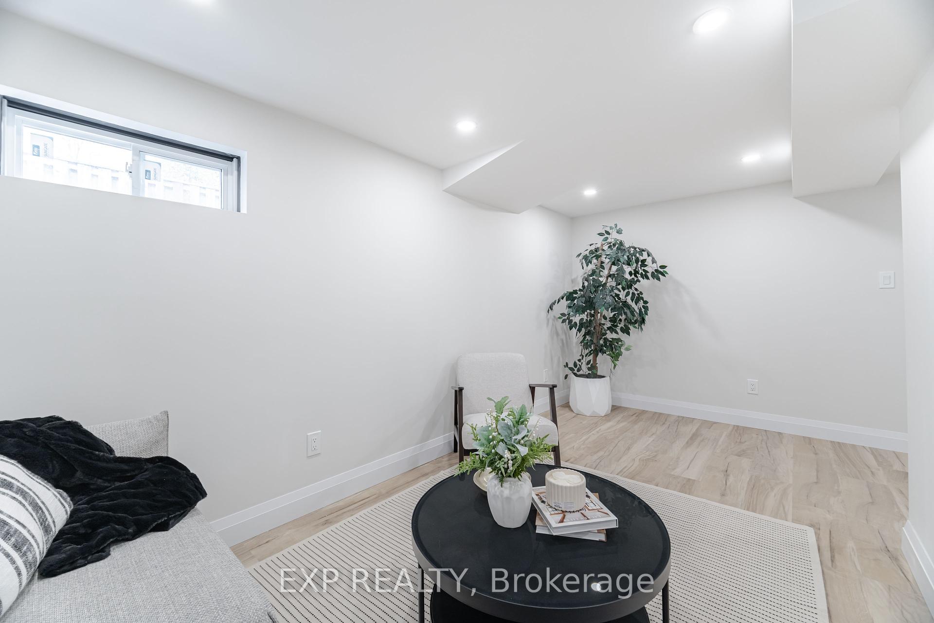 3 Bedrooms Condo at 120 Quigley,  Hamilton For sale