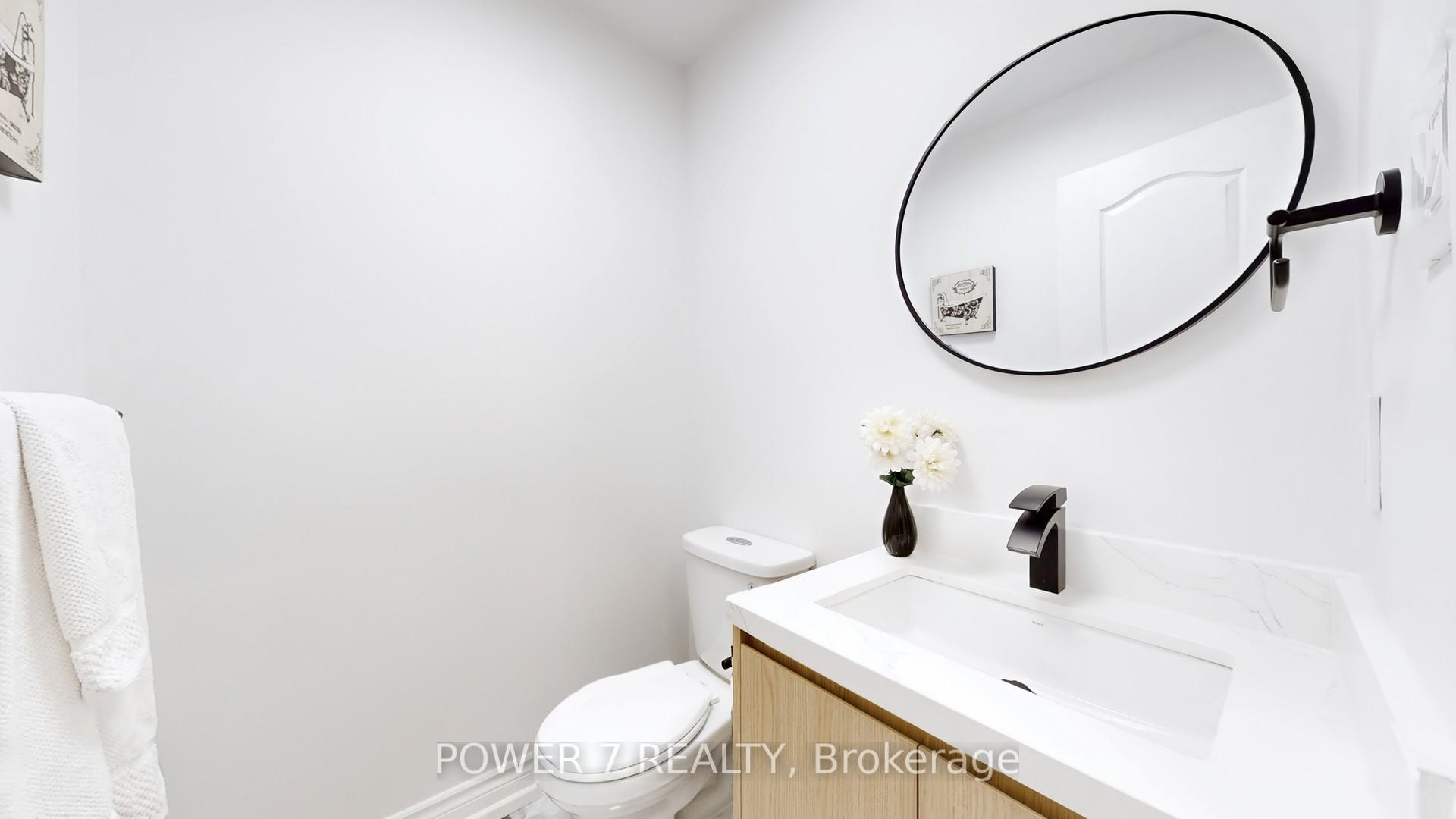 3 Bedrooms Condo at 2665 Thomas, Mississauga For sale