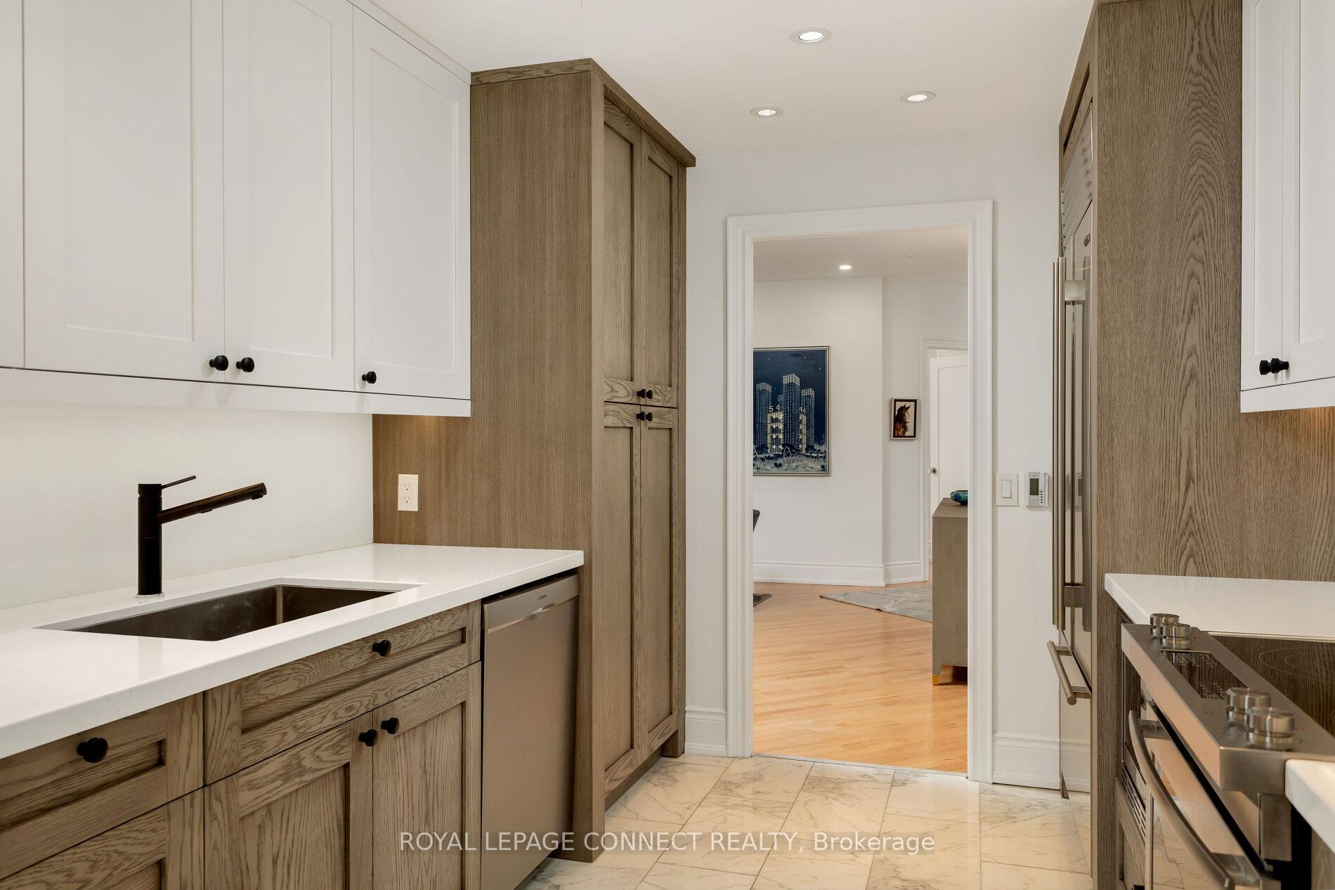 3 Bedrooms Condo at 12 Old Mill,  Toronto For sale