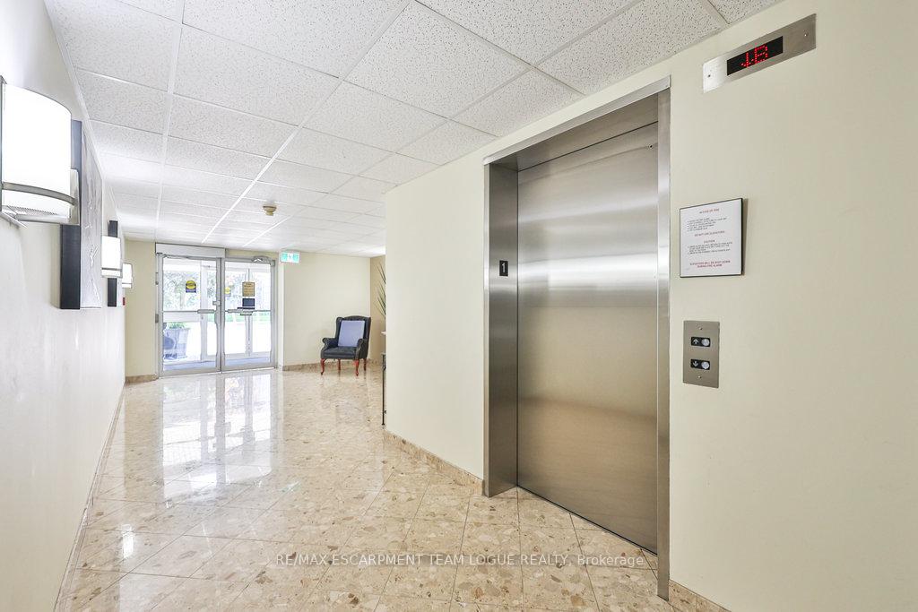 2 Bedrooms Condo at 216 Plains Road West, Burlington For sale