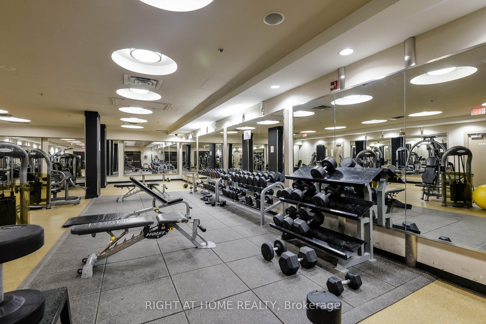 2 Bedrooms Condo at 70 Absolute, Mississauga For sale