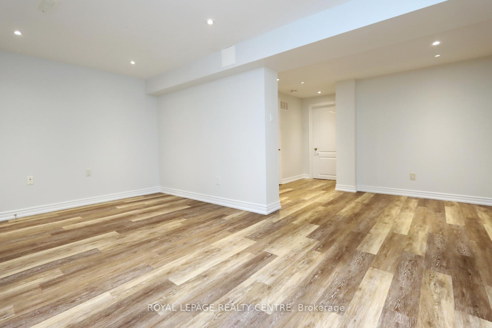 3 Bedrooms Condo at 5525 Palmerston, Mississauga For sale