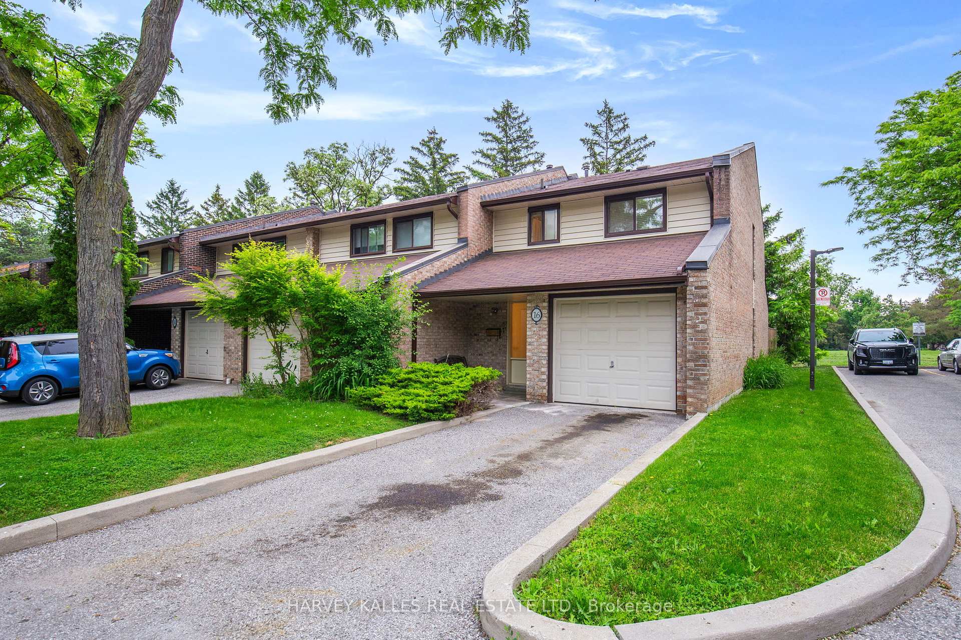 3 Bedrooms Condo at 2020 South Millway, Mississauga For sale