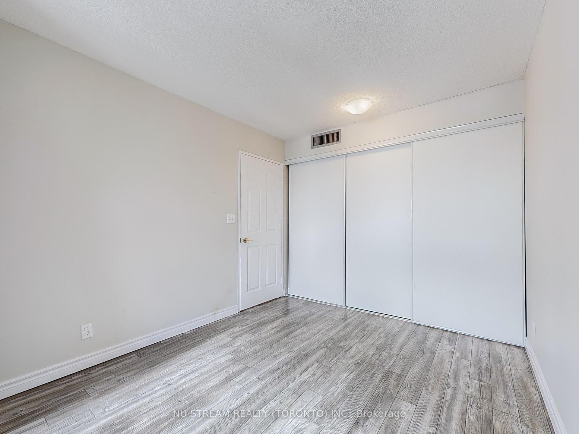 2 Bedrooms Condo at 18 Lee Centre,  Toronto For sale