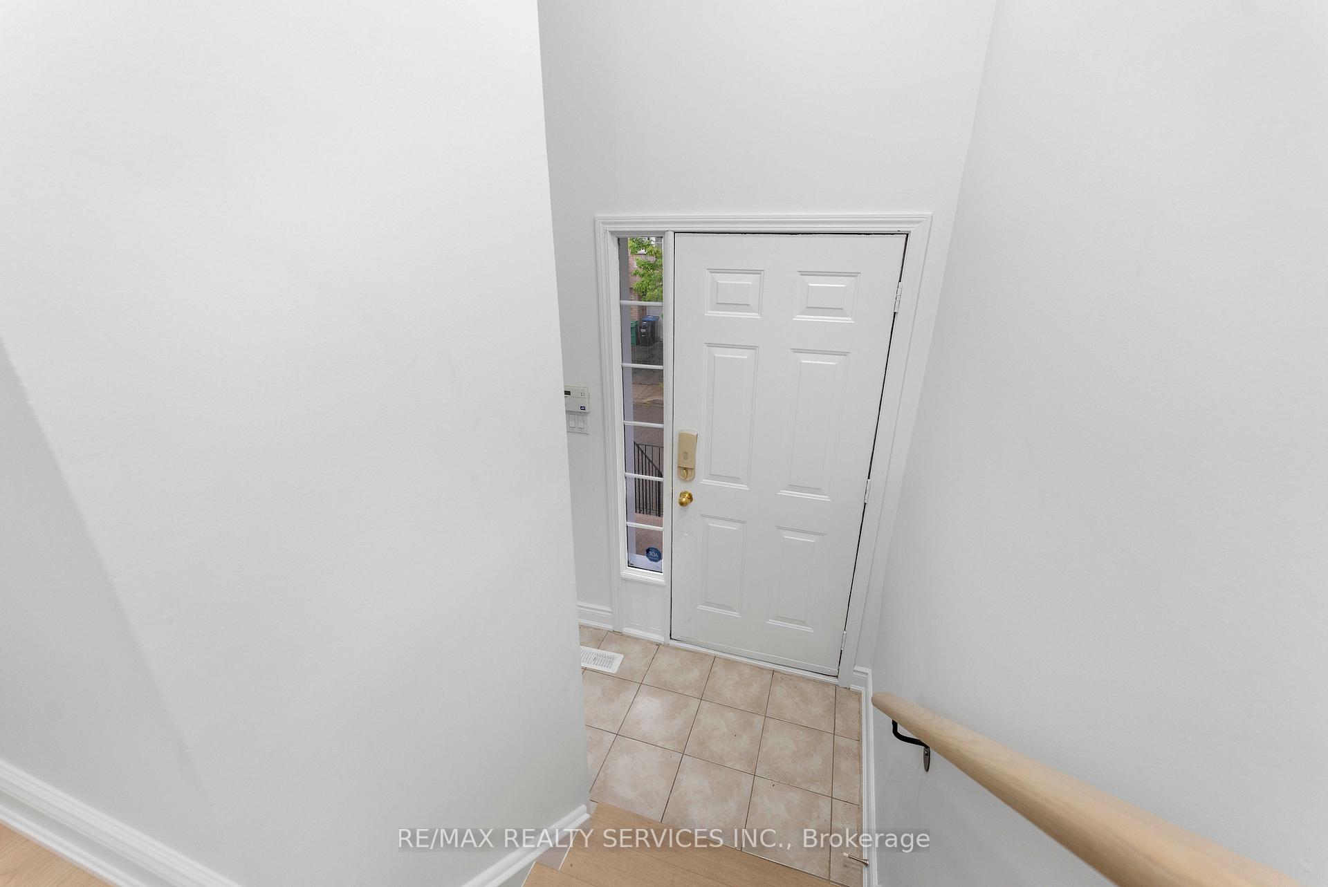 4 Bedrooms Condo at 80 Acorn, Mississauga For sale