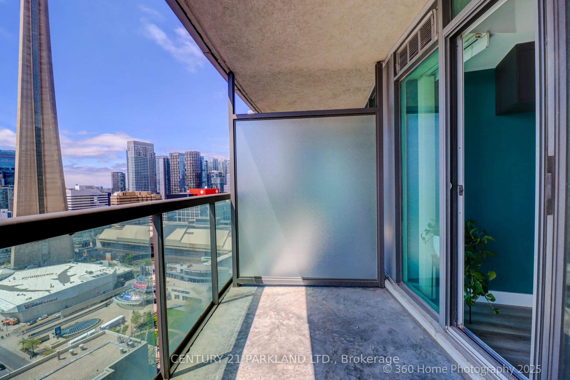 2 Bedrooms Condo at 30 Grand Trunk, Toronto For sale