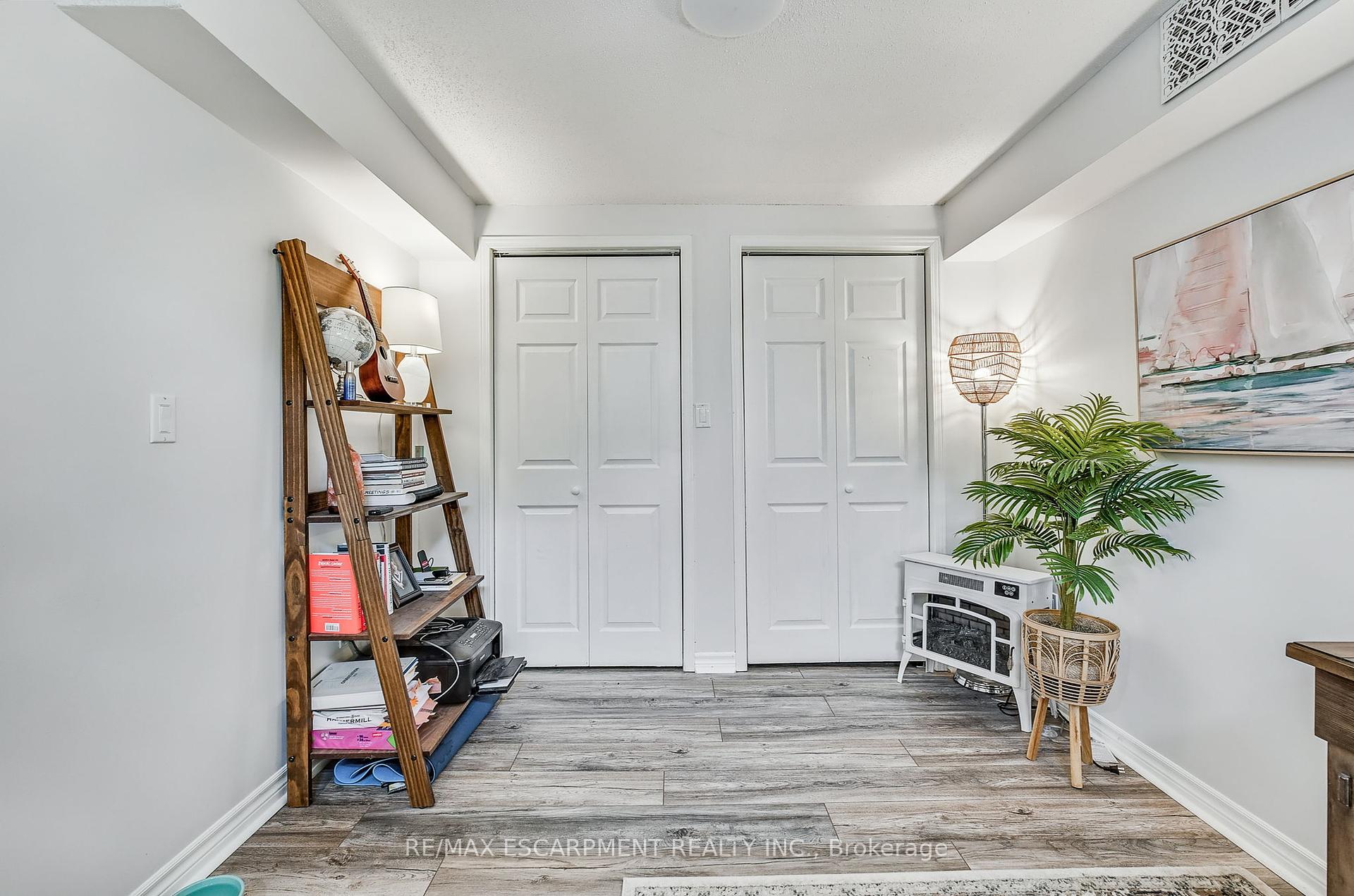 2 Bedrooms Condo at 4045 UPPER MIDDLE, Burlington For sale