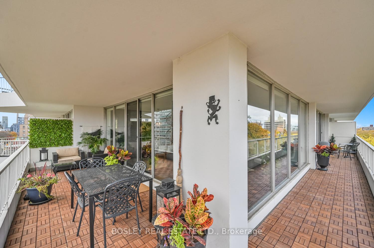 2 Bedrooms Condo at 190 St George, Toronto For sale