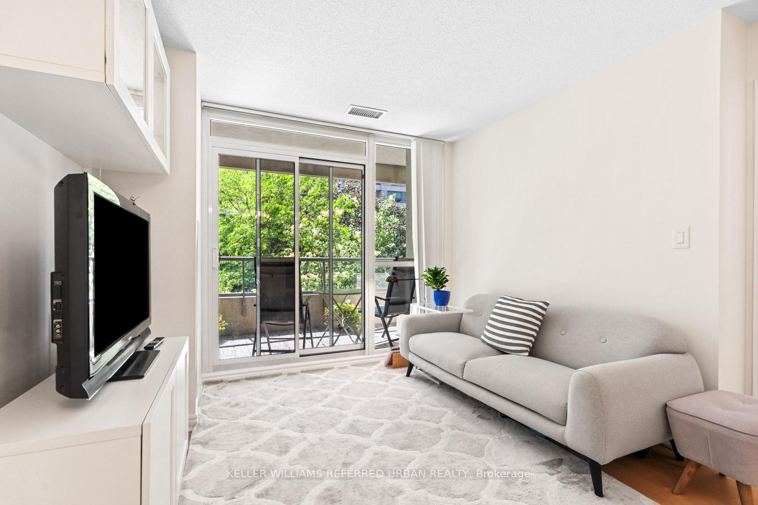 2 Bedrooms Condo at 35 Hollywood, Toronto For sale