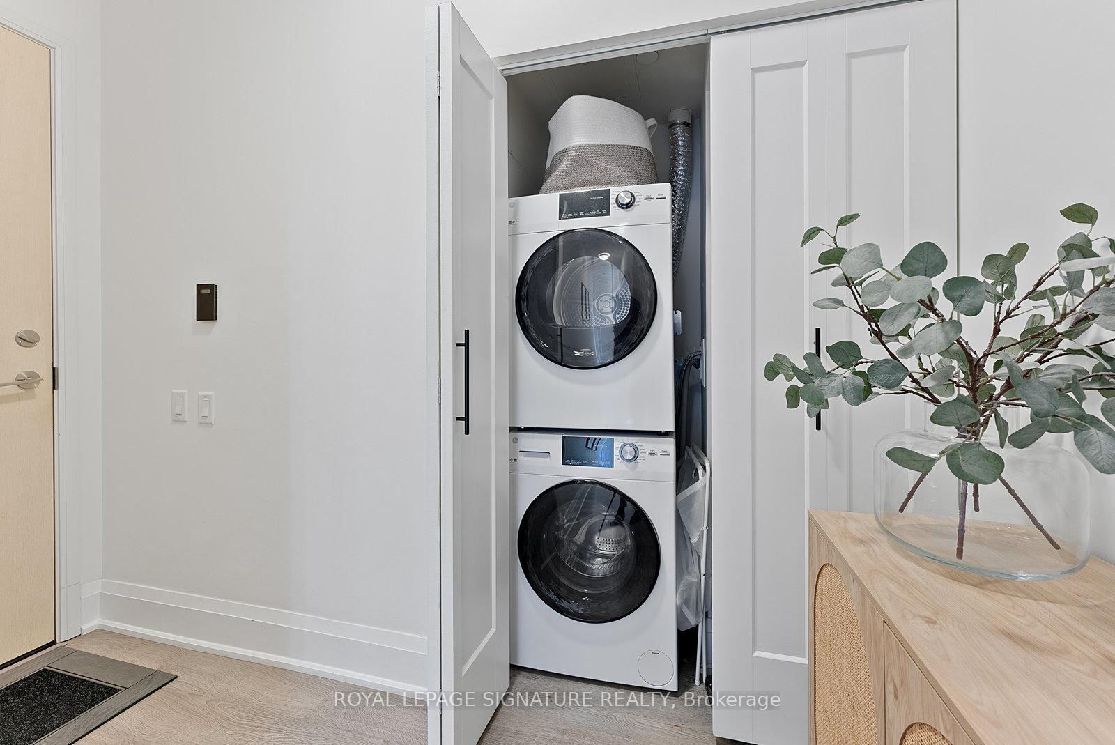 2 Bedrooms Condo at 30 Roehampton, Toronto For sale