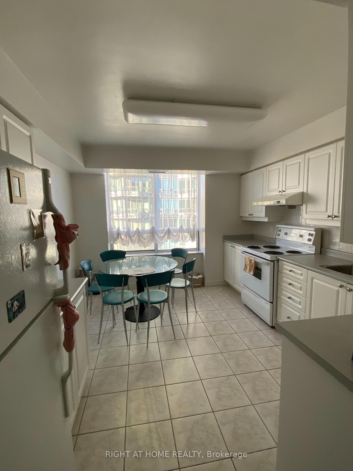 3 Bedrooms Condo at 18 Sommerset,  Toronto For sale