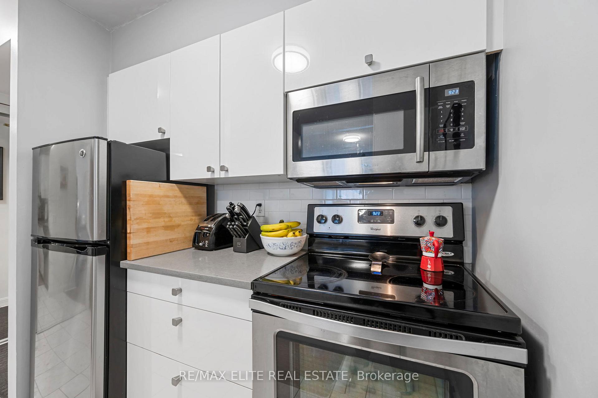 1 Bedroom Condo at 5 Rosehill,  Toronto For sale