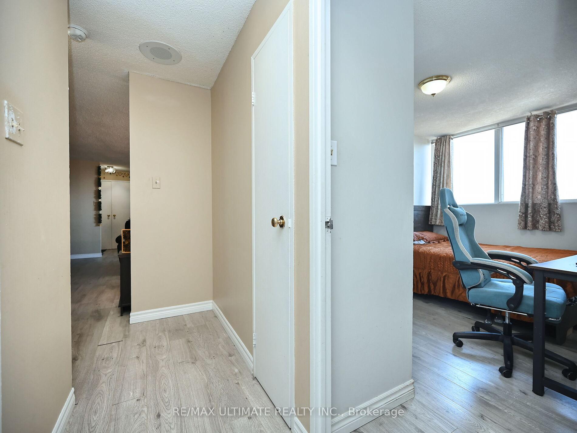 3 Bedrooms Condo at 3700 Kaneff, Mississauga For sale