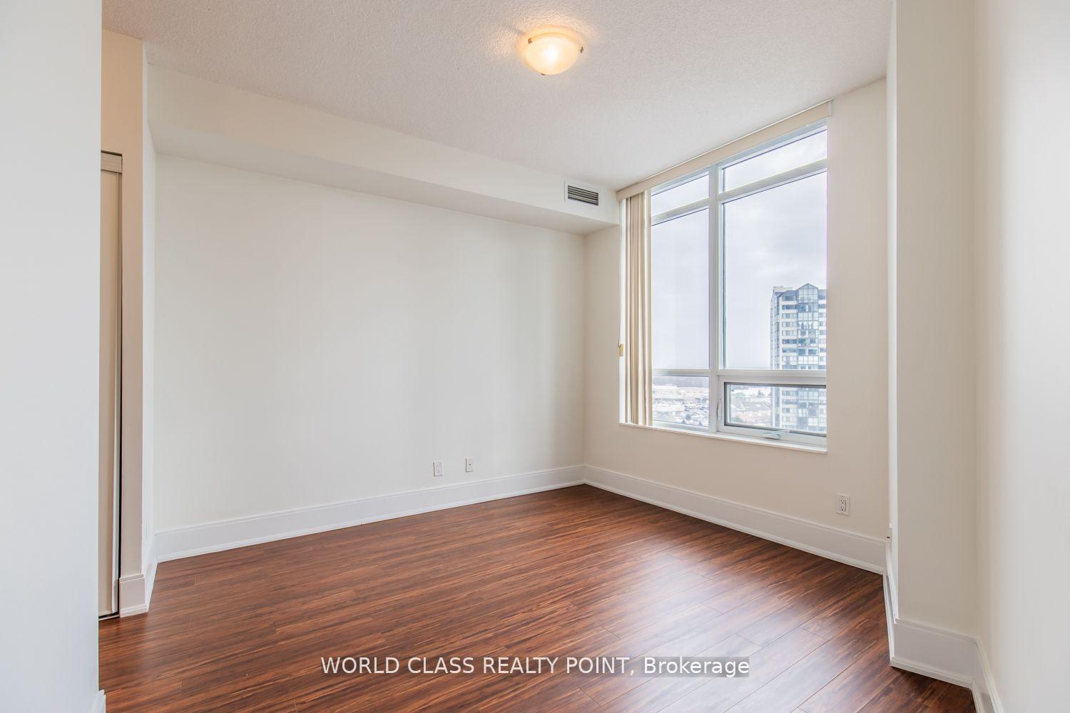 2 Bedrooms Condo at 330 Burnhamthorpe, Mississauga For sale