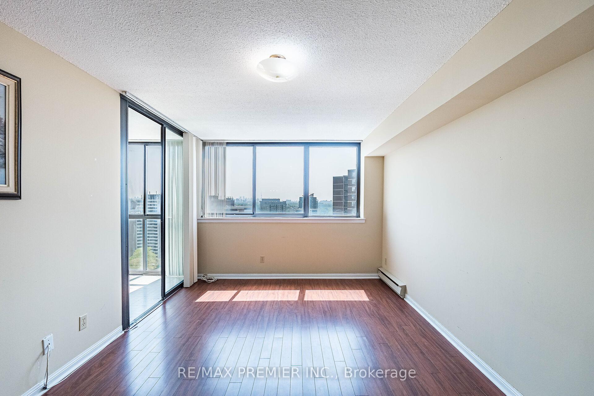 3 Bedrooms Condo at 40 Richview, Toronto For sale