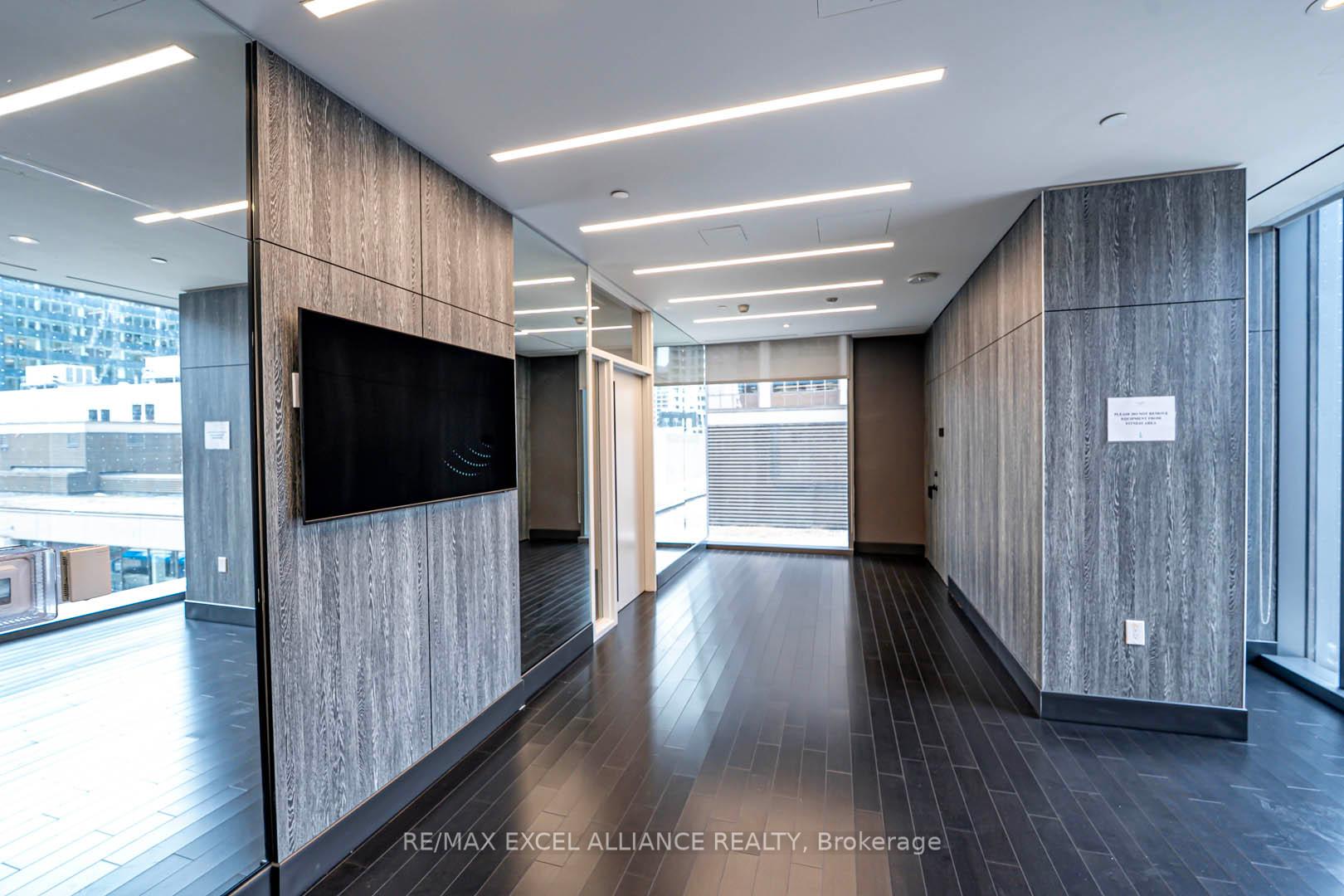 2 Bedrooms Condo at 8 Cumberland,  Toronto For sale
