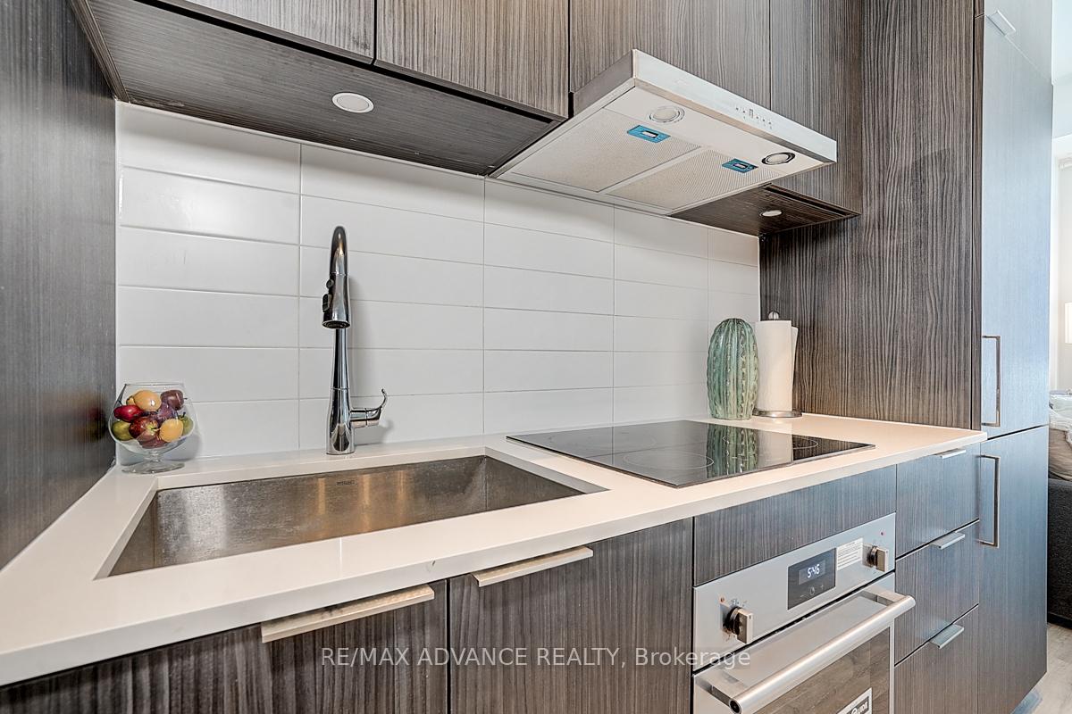 2 Bedrooms Condo at 7 Golden Lion, Toronto For sale