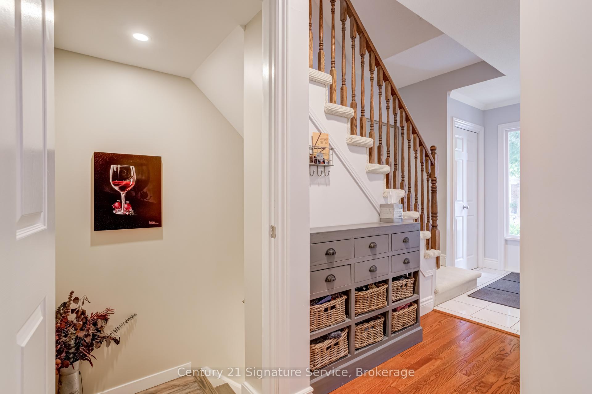 3 Bedrooms Condo at 2230 Walkers, Burlington For sale