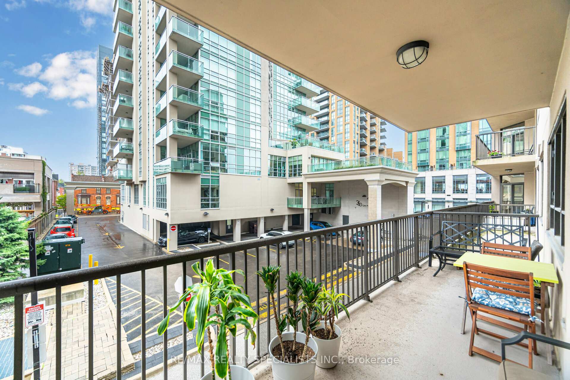 3 Bedrooms Condo at 399 Elizabeth, Burlington For sale