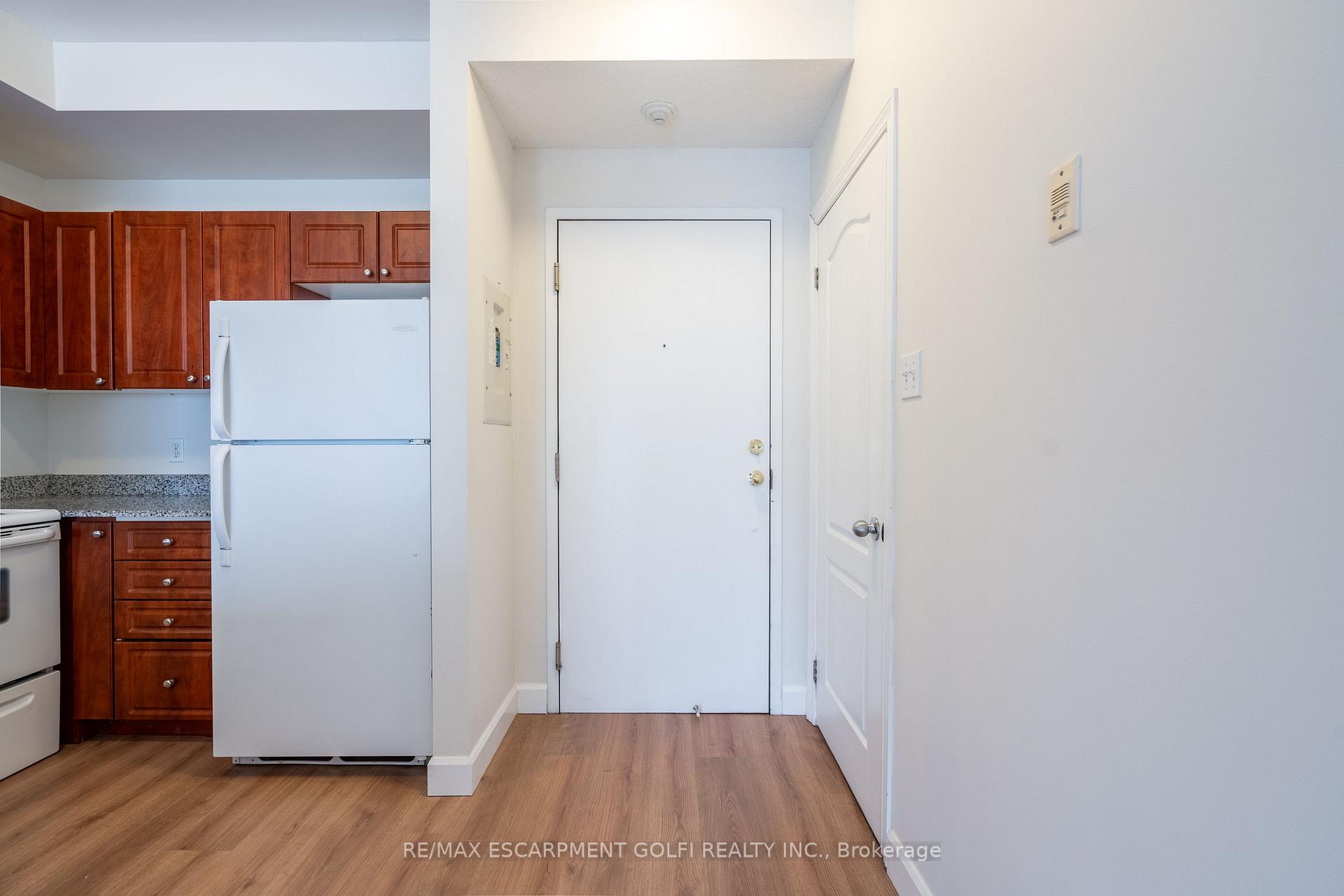 2 Bedrooms Condo at 135 James, Hamilton For sale