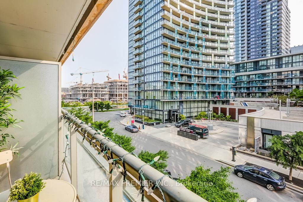 2 Bedrooms Condo at 10 Capreol, Toronto For sale