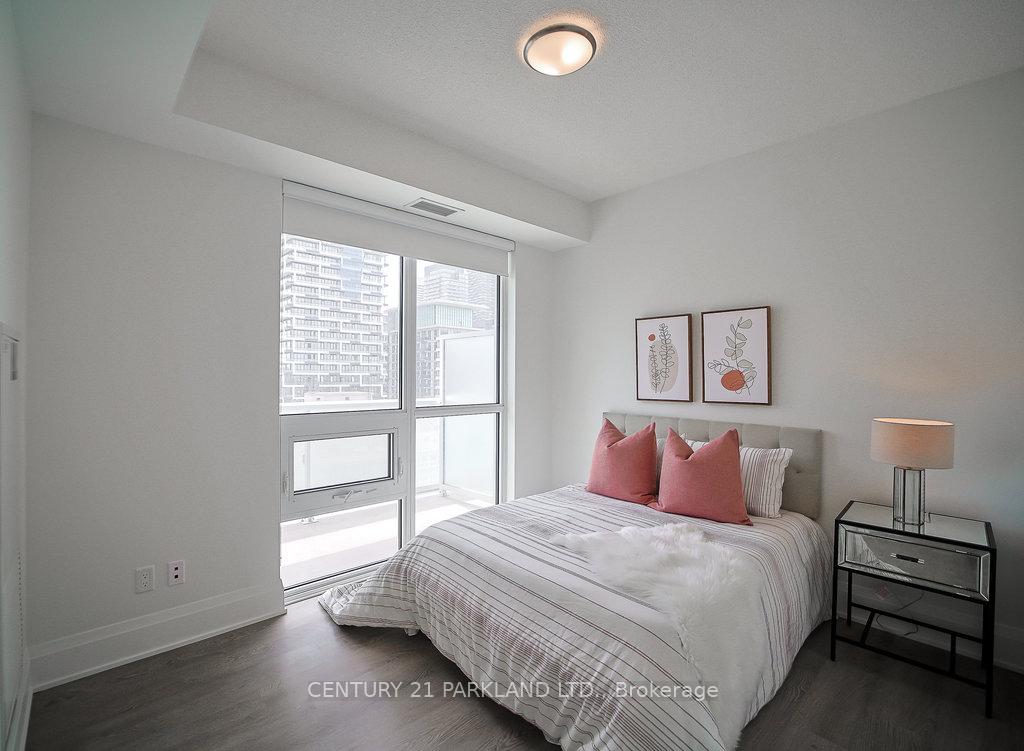 2 Bedrooms Condo at 101 Erskine, Toronto For sale