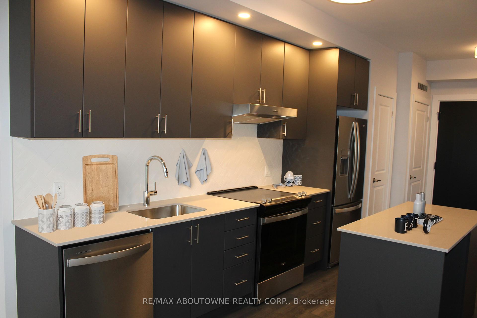 2 Bedrooms Condo at 3220 William Coltson, Oakville For sale