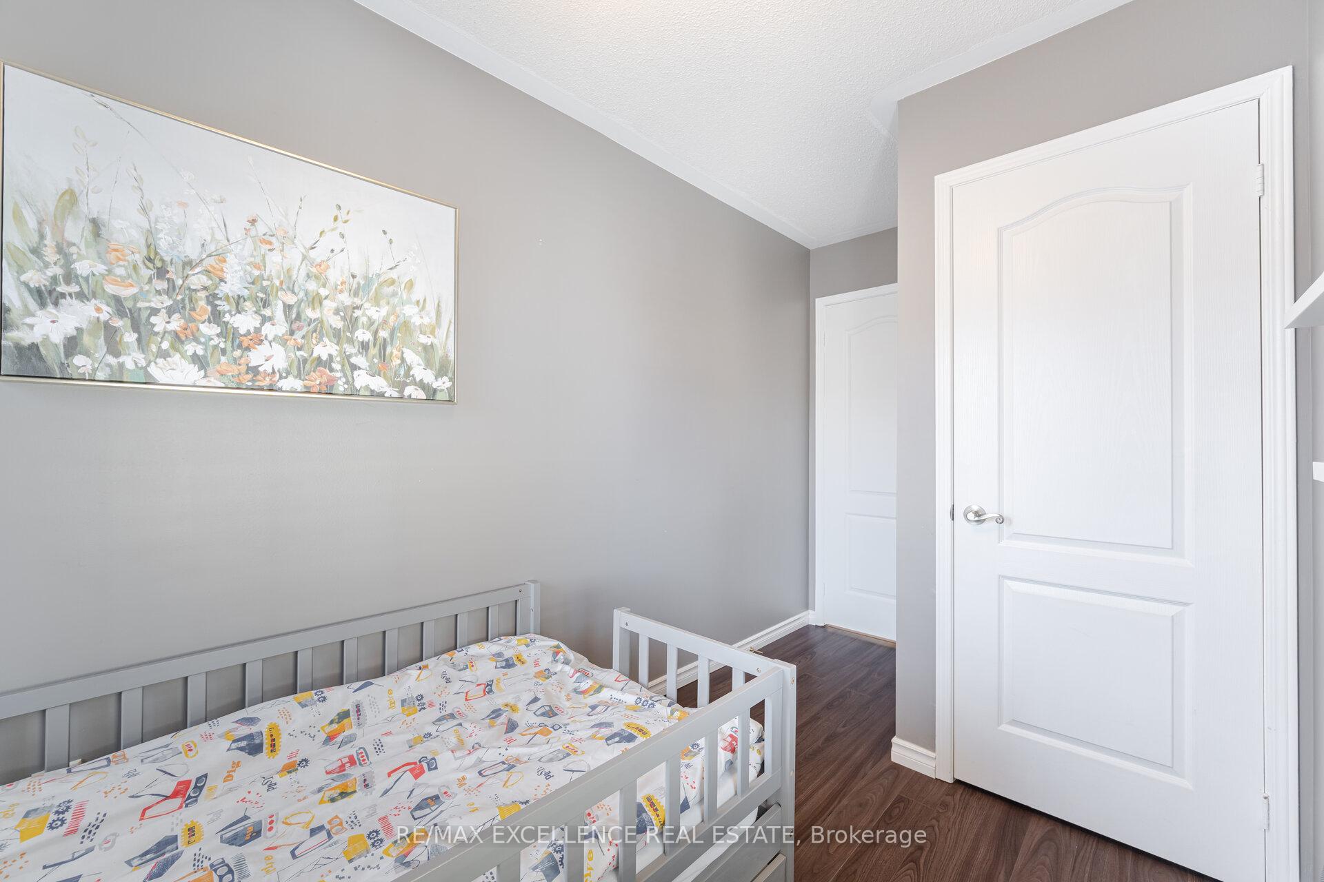 3 Bedrooms Condo at 4950 Albina, Mississauga For sale