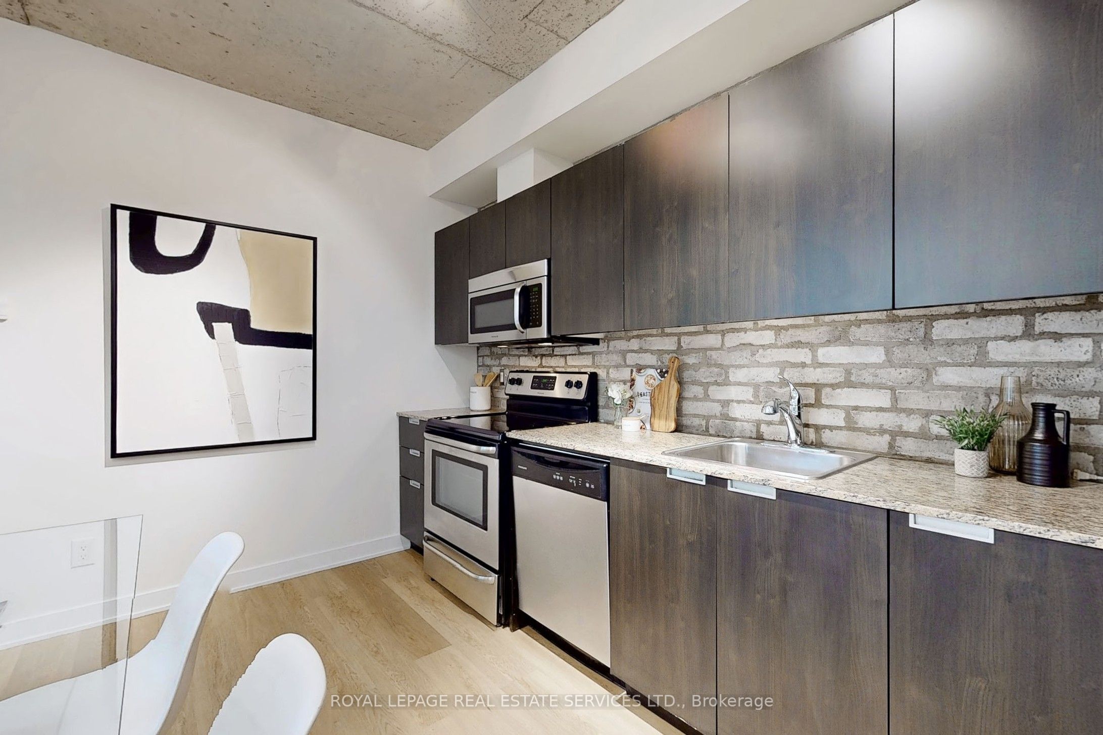400 Wellington Street W, #507