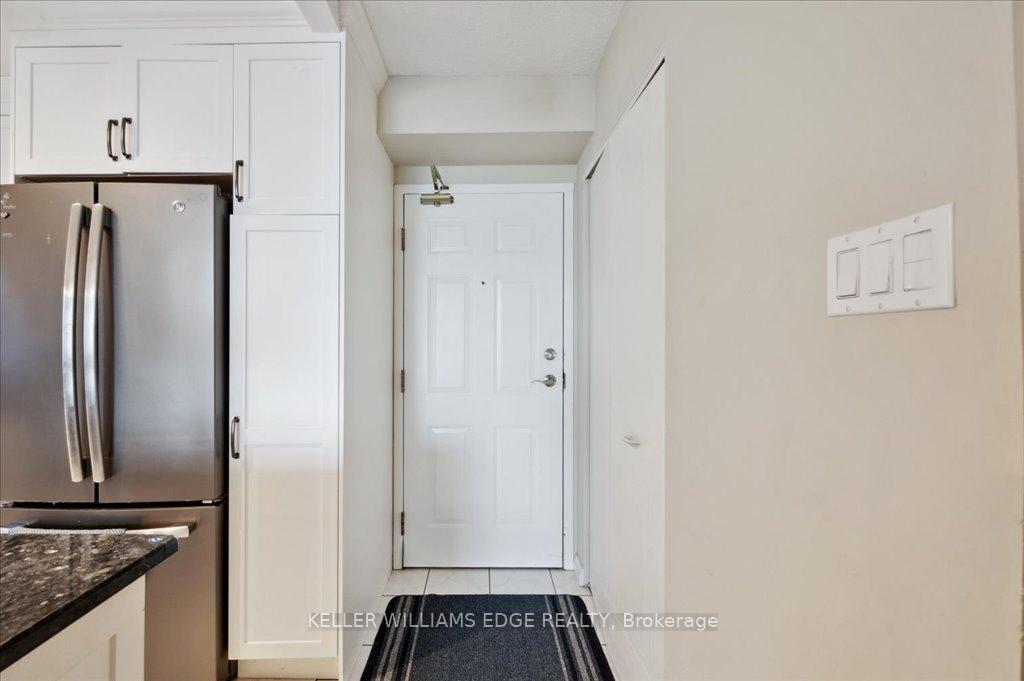 2 Bedrooms Condo at 1270 Maple Crossing, Burlington For sale