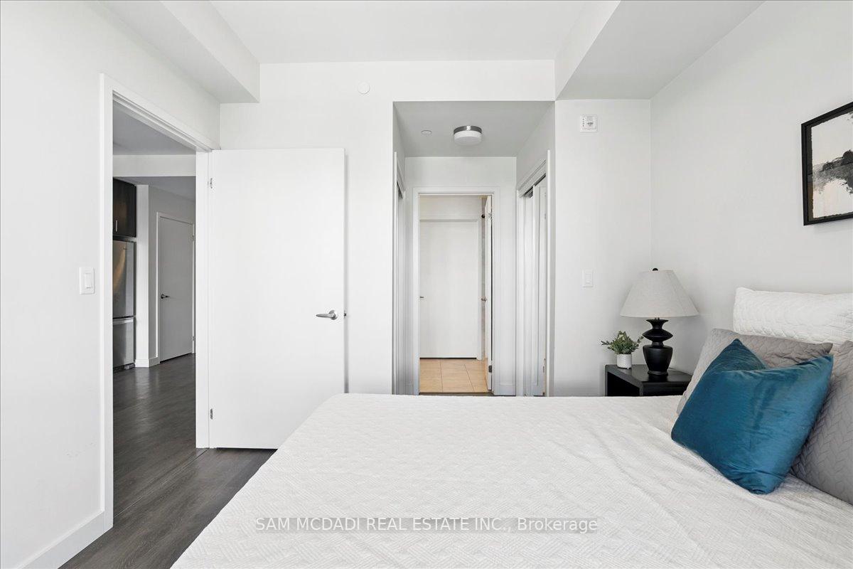 2 Bedrooms Condo at 210 Sabina Dr, Oakville For sale